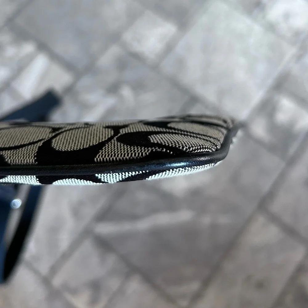 Vintage COACH Black and Cream Crossbody Bag - Picture 3 of 10